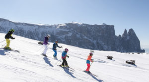 Skifahren mit Skiern aus dem Skiverleih von K&K Sports auf der Seiser Alm für die ganze Familie