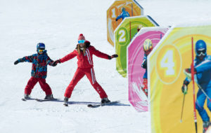 Skifahren mit Skiern aus dem Skiverleih von K&K Sports für die ganze Familie